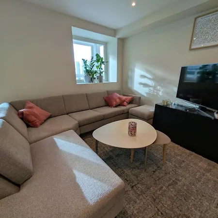 Spacious And Modern 4-room Apartment, Апартаменти